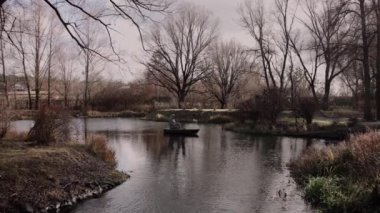 Suyun üzerinde heykeli olan güzel bir sonbahar nehri