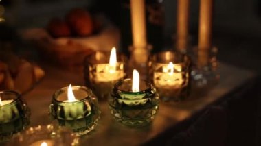 Kapalı alanda bir sürü farklı mum var.