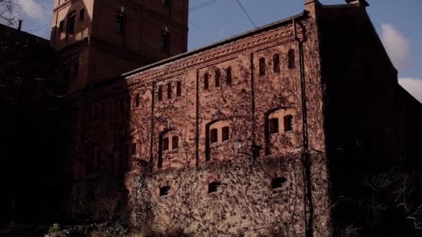 夕日を背景に美しい古いレンガ造りの城 — ストック動画