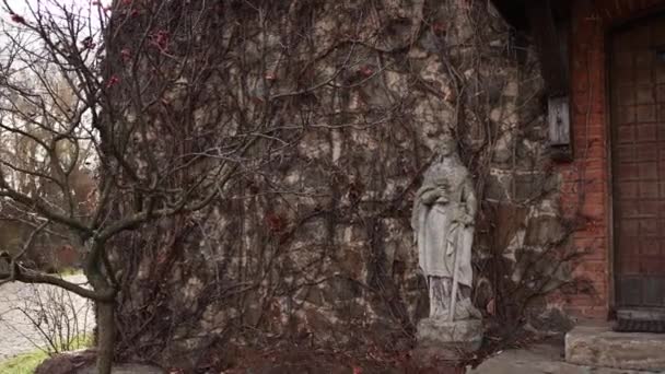 Statue Une Femme Avec Une Épée Sur Fond Vieux Mur — Video