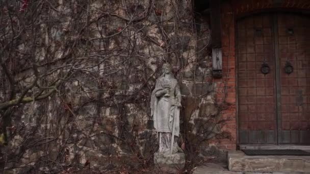 Patung Seorang Wanita Dengan Pedang Latar Belakang Dinding Tua — Stok Video
