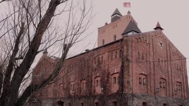 Vacker Gammal Tegel Slott Vid Solnedgången Bakgrund — Stockvideo