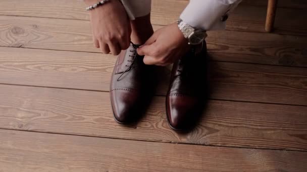 Hombre Traje Poniéndose Zapatos Nuevos — Vídeos de Stock