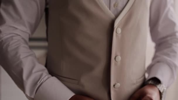 Homem Apertando Botão Sua Jaqueta Terno — Vídeo de Stock