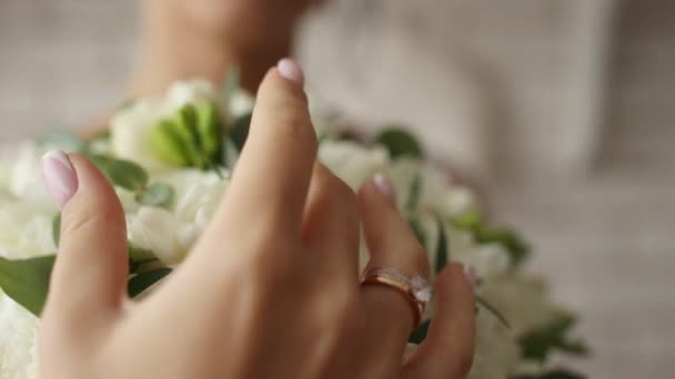 新娘的手在婚礼花束上在早晨 — 图库视频影像