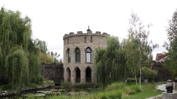 Красивый Каменный Замок Готическом Стиле Парком — стоковое видео