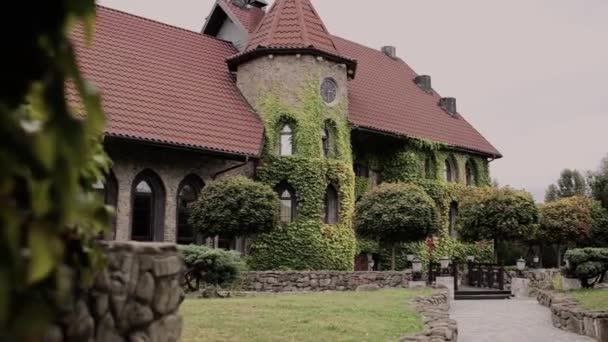 Krásný Kamenný Hrad Gotickém Stylu Parkem — Stock video