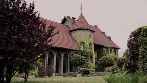 Hermoso Castillo Piedra Estilo Gótico Con Parque — Vídeos de Stock