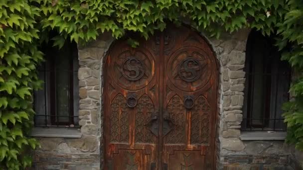 Старые Деревянные Двери Каменном Замке — стоковое видео
