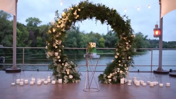 Gyönyörű Esküvői Torta Közel Szertartás Este — Stock videók