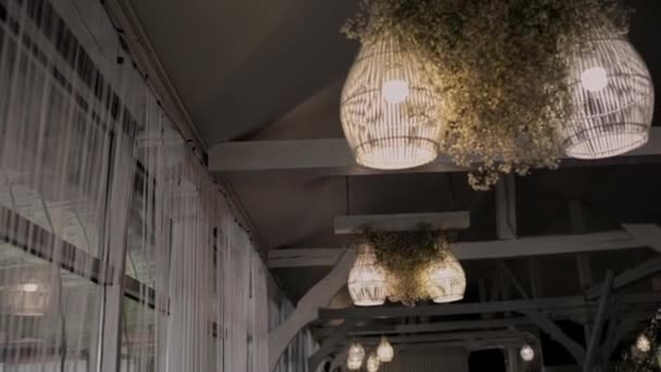 天花板上有室内灯具的柳条吊灯 — 图库视频影像