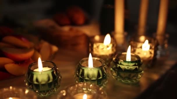 Много Разных Свечей Празднике Помещении — стоковое видео
