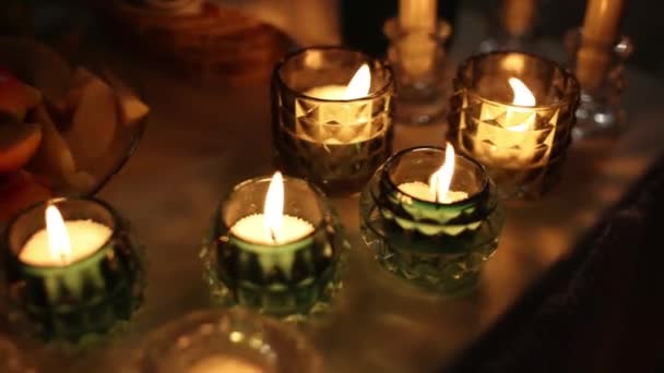 假日里室内有许多不同的蜡烛 — 图库视频影像