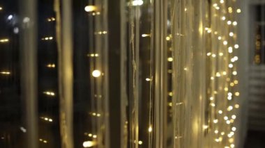 Restoranın duvarındaki çelenk dekoru.