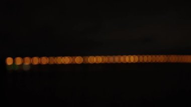 Şehirde gece vakti nehir üzerindeki köprü.
