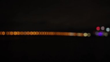 Şehirde gece vakti nehir üzerindeki köprü.