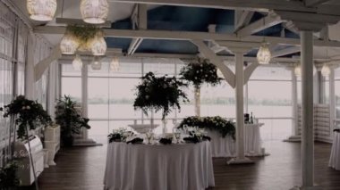 Akşam kemerin yanında güzel bir düğün pastası