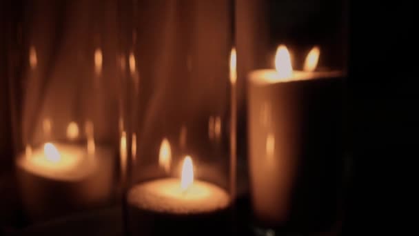 Διακοσμητικά Κεριά Στο Πάτωμα Του Εστιατορίου Βράδυ — Αρχείο Βίντεο
