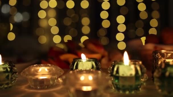 Banyak Lilin Yang Berbeda Pada Hari Libur Dalam Ruangan — Stok Video
