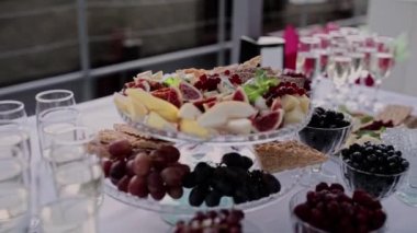 Lokantadaki açık büfe masasında bir dut.