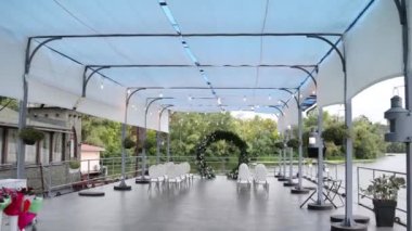 Beyaz sandalyeli düğün töreni için güzel kemer.