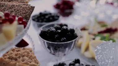 Tatilde bir restoranda meyve masasında meyve ve böğürtlen.