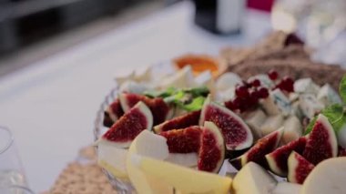 Tatilde bir restoranda meyve masasında meyve ve böğürtlen.