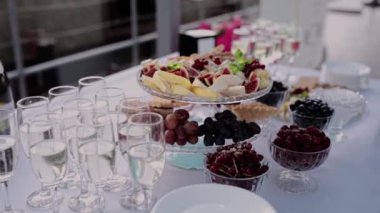 Tatilde bir restoranda meyve masasında meyve ve böğürtlen.