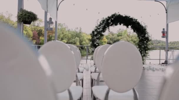 Hermoso Arco Para Ceremonia Boda Con Sillas Blancas — Vídeo de stock