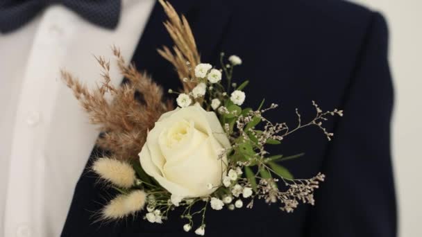 Bella Rosa Bianca Boutonniere Sulla Giacca Dello Sposo — Video Stock