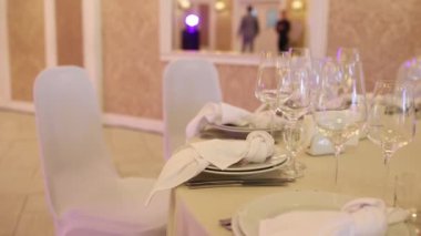 Bardaklar ve tabaklar restorandaki masada.