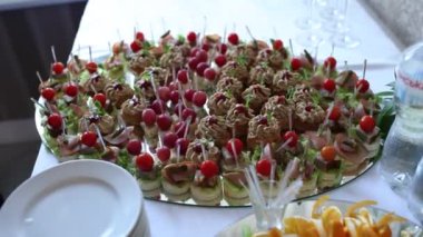 Lokantadaki masada kanepeler ve atıştırmalıklar