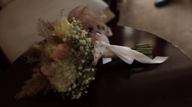 Düğündeki damat, düğün buketini eline alır.