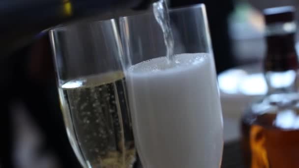 Giet Uit Een Fles Champagne Een Glas — Stockvideo