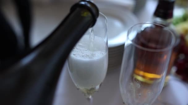 Turnarea Dintr Sticlă Șampanie Într Pahar — Videoclip de stoc