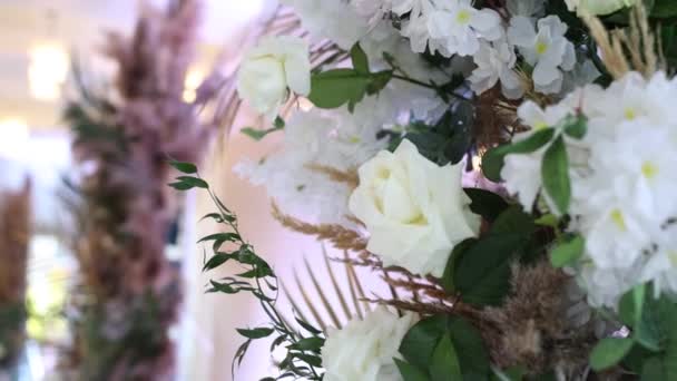 Wystrój Ślubny Łuk Kwiatów Podczas Ceremonii — Wideo stockowe