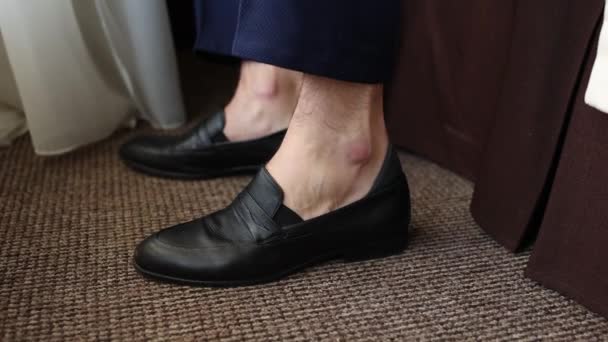 Homem Terno Colocando Sapatos Manhã — Vídeo de Stock