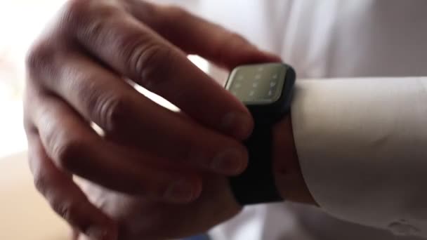 Homem Camisa Põe Relógio Inteligente Mão — Vídeo de Stock