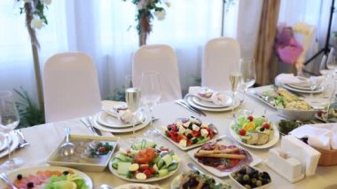 Yemek ve içeceklerle dolu bir restoranda düğün yemeği.