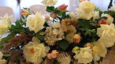 Düğün masasında bir dekoru çiçek.