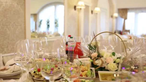 在有食物和饮料的餐厅举行的婚宴 — 图库视频影像