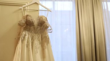  Gelinin elbisesi gelinin odasındaki kapıda asılı.