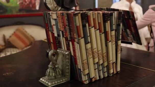 Полка Различными Книгами Комнате — стоковое видео
