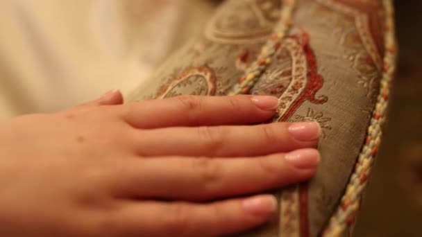 Женская Рука Маникюром Диване — стоковое видео