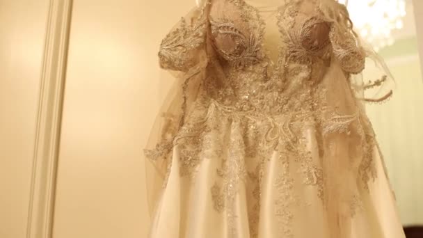 Šaty Nevěsty Visí Dveřích Pokoji Nevěsty — Stock video
