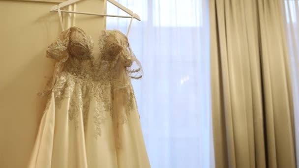 Das Kleid Der Braut Hängt Der Tür Zimmer Der Braut — Stockvideo