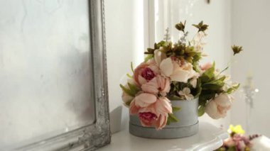 Rafın iç tarafında güzel dekoratif çiçekler var.