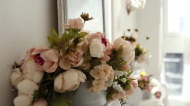 Rafın iç tarafında güzel dekoratif çiçekler var.