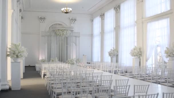 Belo Arco Branco Para Cerimônia Casamento Interior — Vídeo de Stock
