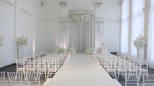 Hermoso Arco Blanco Para Ceremonia Boda Interiores — Vídeos de Stock